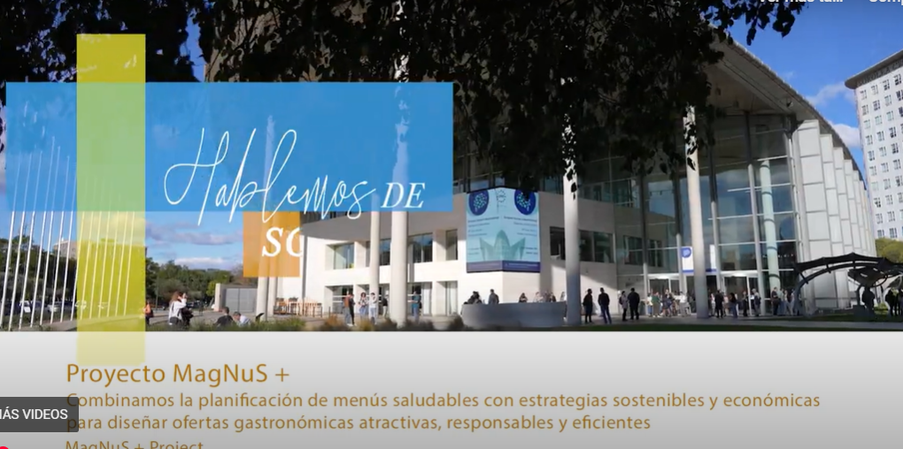 Edificio moderno con personas y vegetación.